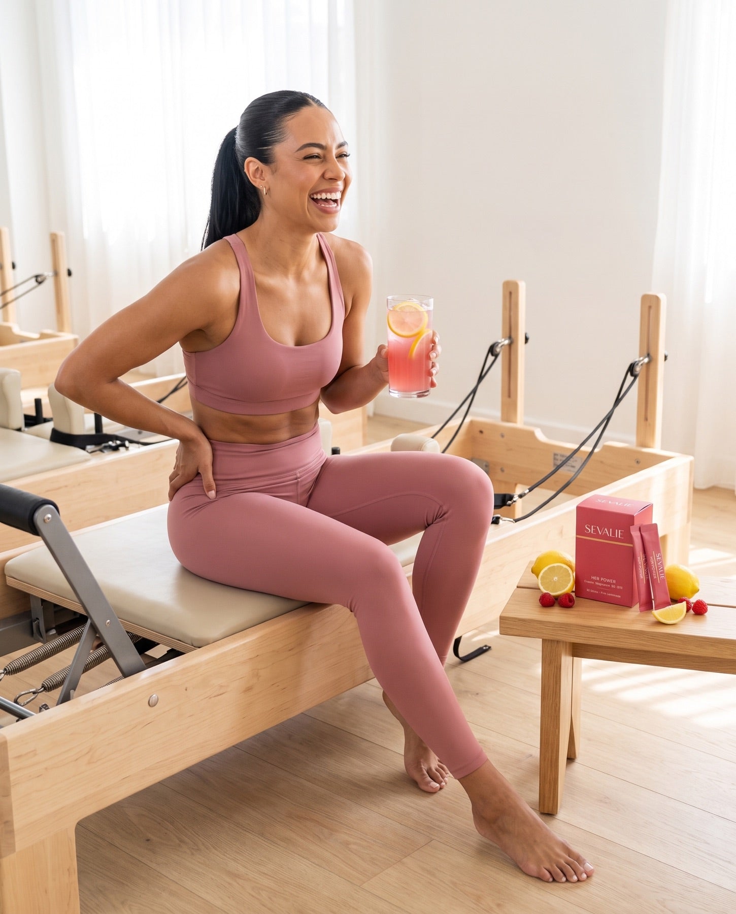 Frau im Pilates-Studio mit Her Power